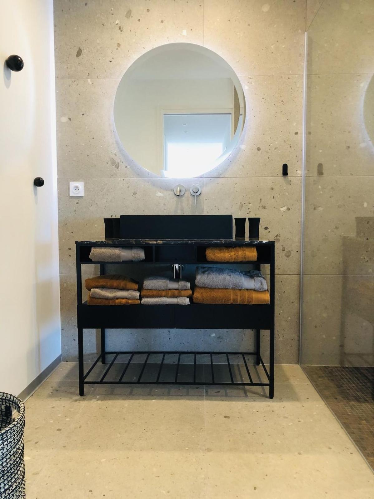 Appartement T3 Lumineux Traversant Totalement Neuf En Face De La Plage Front De Mer Vue Sur Les Iles Vue Mer Panoramique Assuree Residence De La Plage Centre Ville Du Lavandou 3Eme Etage Avec Ascenseur Appartement T3 ル・ラヴァンドゥー エクステリア 写真