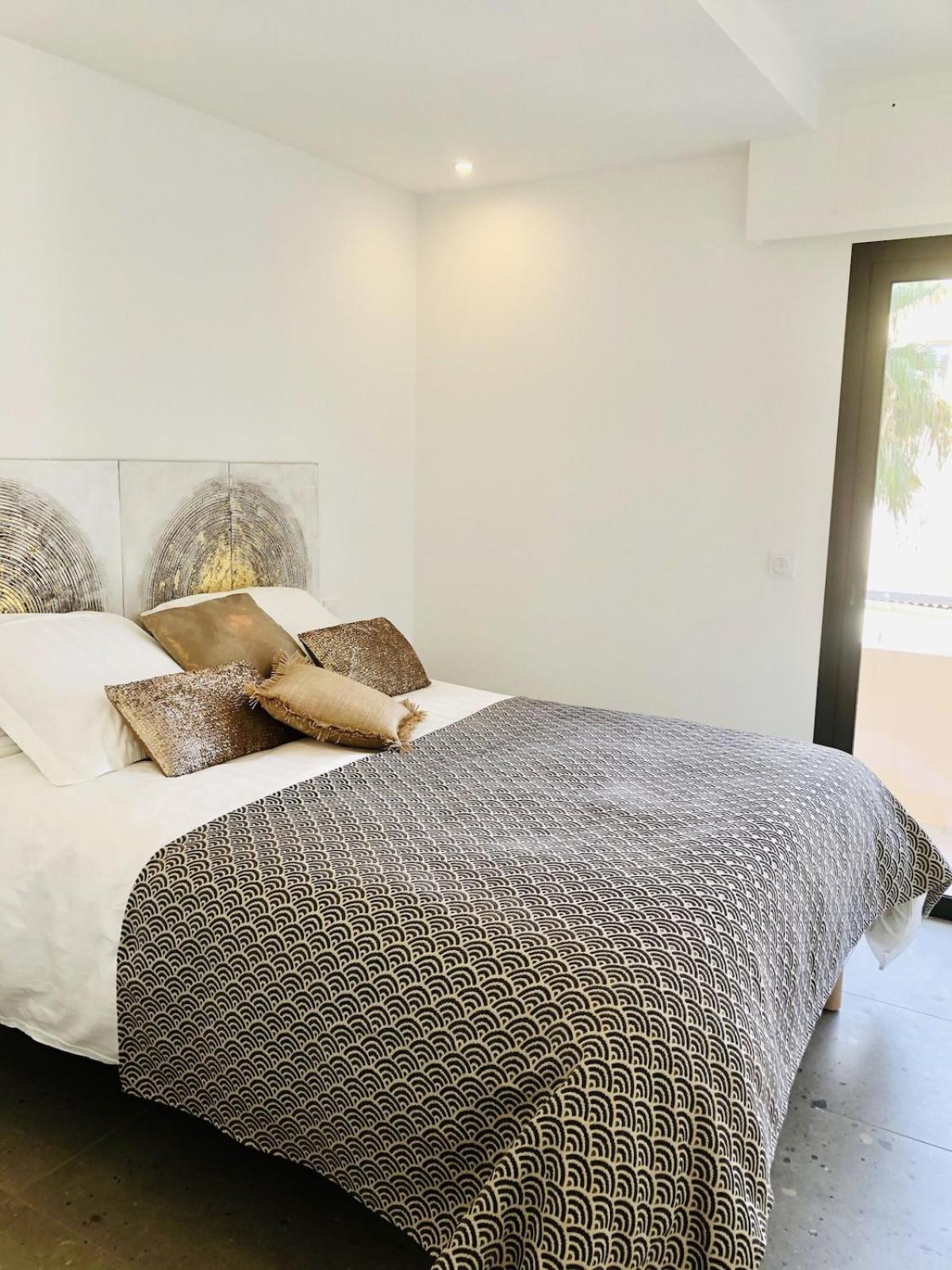 Appartement T3 Lumineux Traversant Totalement Neuf En Face De La Plage Front De Mer Vue Sur Les Iles Vue Mer Panoramique Assuree Residence De La Plage Centre Ville Du Lavandou 3Eme Etage Avec Ascenseur Appartement T3 ル・ラヴァンドゥー エクステリア 写真
