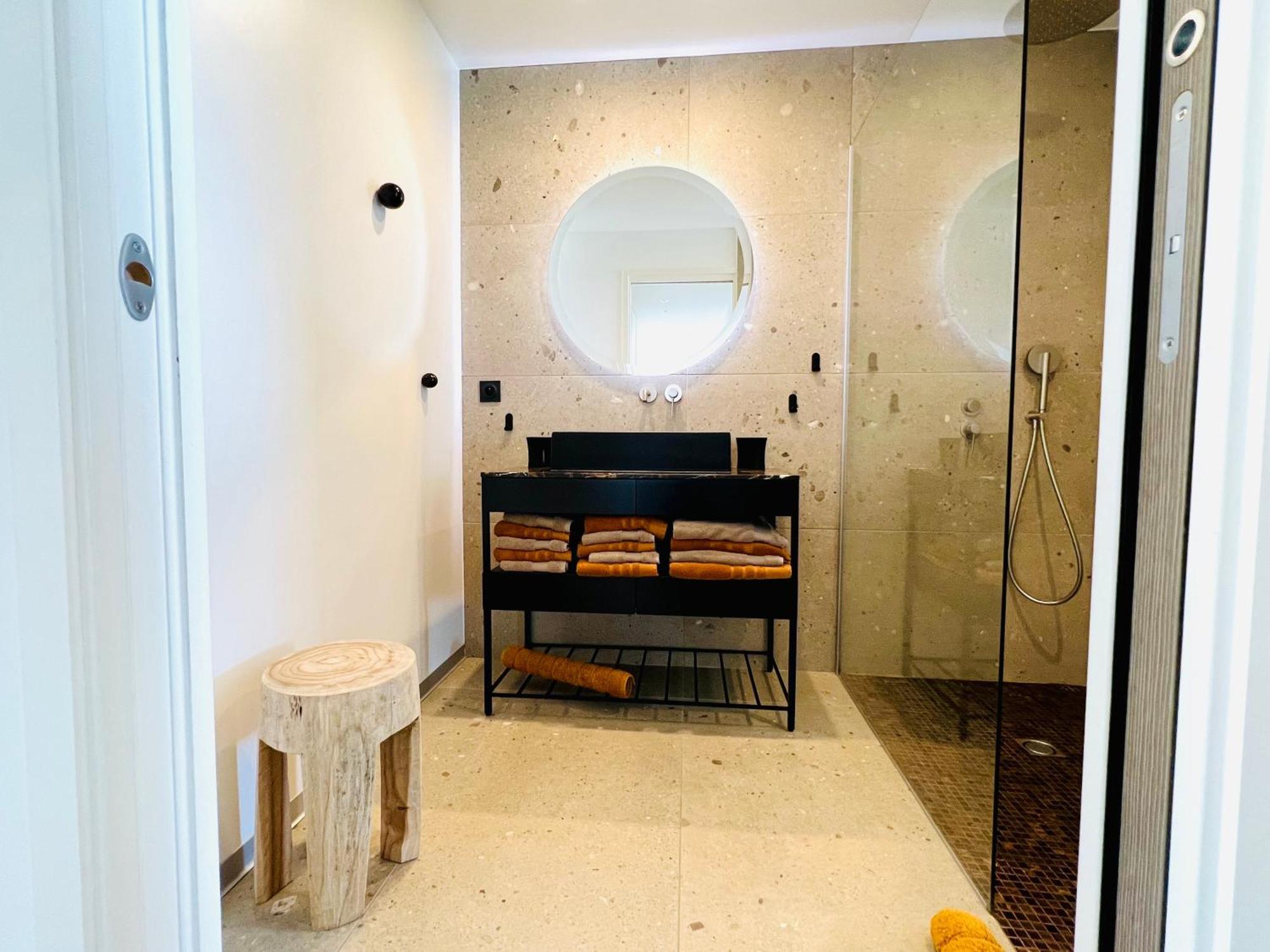 Appartement T3 Lumineux Traversant Totalement Neuf En Face De La Plage Front De Mer Vue Sur Les Iles Vue Mer Panoramique Assuree Residence De La Plage Centre Ville Du Lavandou 3Eme Etage Avec Ascenseur Appartement T3 ル・ラヴァンドゥー エクステリア 写真