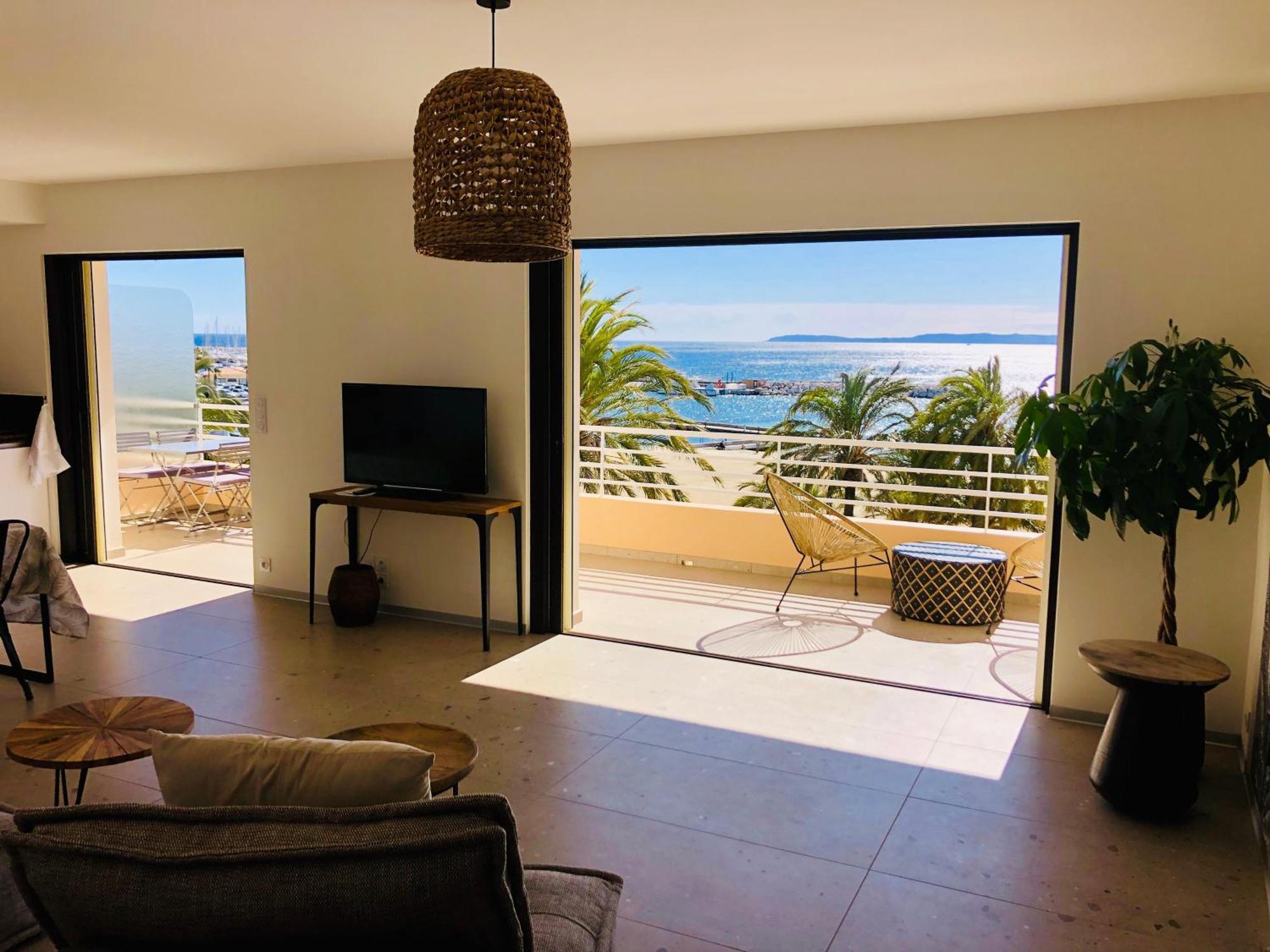 Appartement T3 Lumineux Traversant Totalement Neuf En Face De La Plage Front De Mer Vue Sur Les Iles Vue Mer Panoramique Assuree Residence De La Plage Centre Ville Du Lavandou 3Eme Etage Avec Ascenseur Appartement T3 ル・ラヴァンドゥー エクステリア 写真