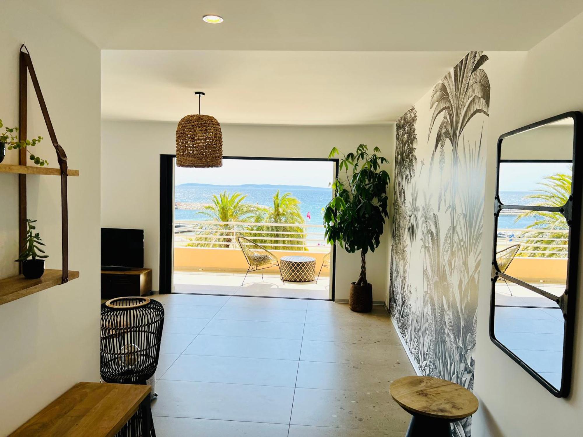 Appartement T3 Lumineux Traversant Totalement Neuf En Face De La Plage Front De Mer Vue Sur Les Iles Vue Mer Panoramique Assuree Residence De La Plage Centre Ville Du Lavandou 3Eme Etage Avec Ascenseur Appartement T3 ル・ラヴァンドゥー エクステリア 写真