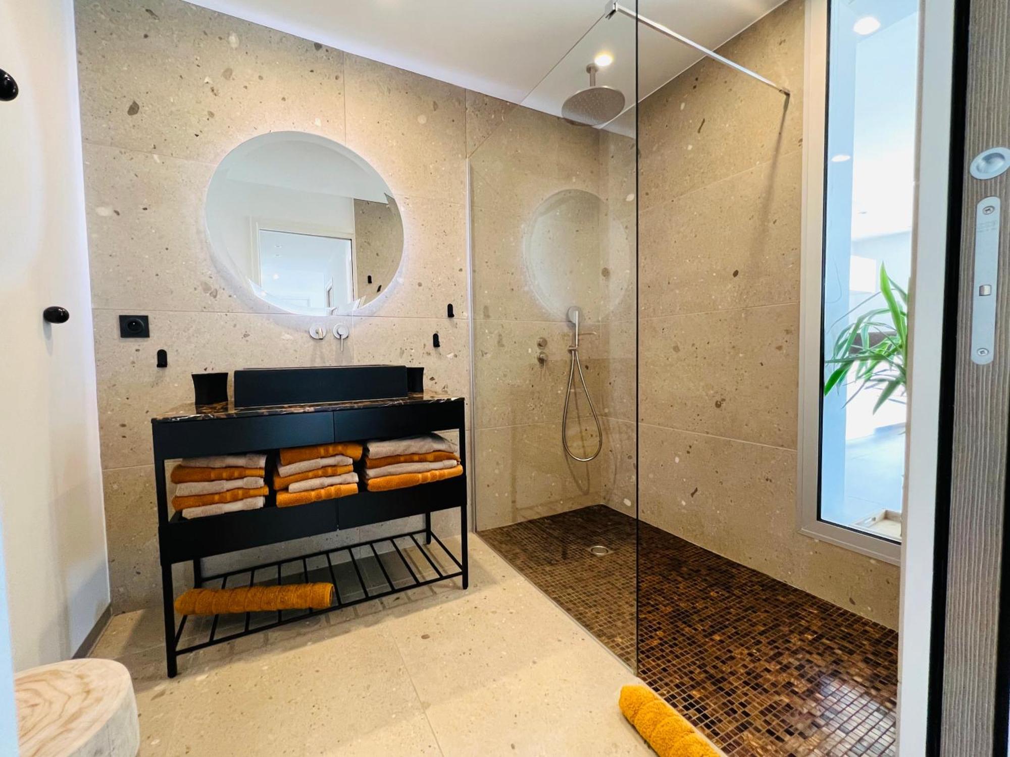 Appartement T3 Lumineux Traversant Totalement Neuf En Face De La Plage Front De Mer Vue Sur Les Iles Vue Mer Panoramique Assuree Residence De La Plage Centre Ville Du Lavandou 3Eme Etage Avec Ascenseur Appartement T3 ル・ラヴァンドゥー エクステリア 写真