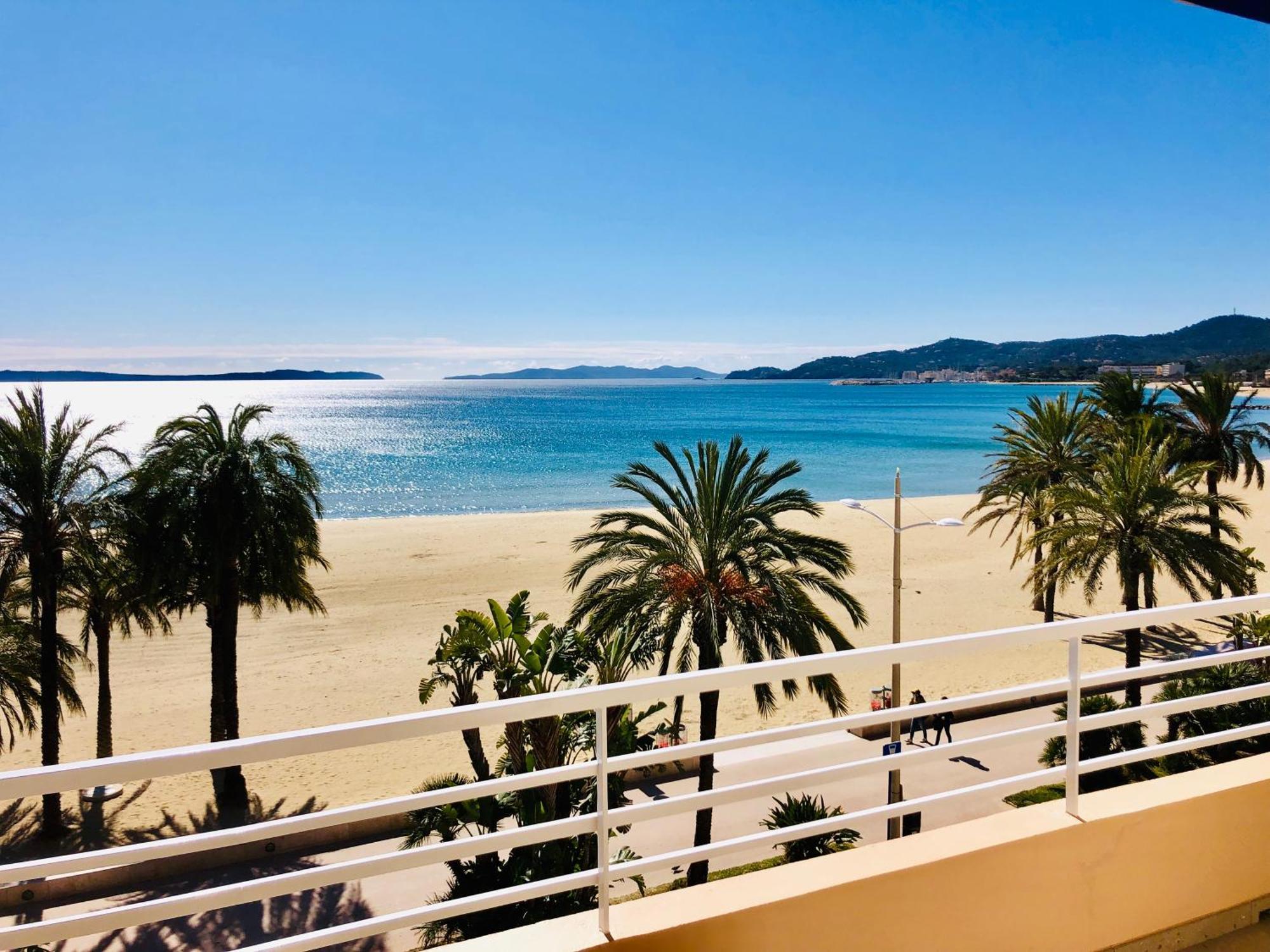 Appartement T3 Lumineux Traversant Totalement Neuf En Face De La Plage Front De Mer Vue Sur Les Iles Vue Mer Panoramique Assuree Residence De La Plage Centre Ville Du Lavandou 3Eme Etage Avec Ascenseur Appartement T3 ル・ラヴァンドゥー エクステリア 写真