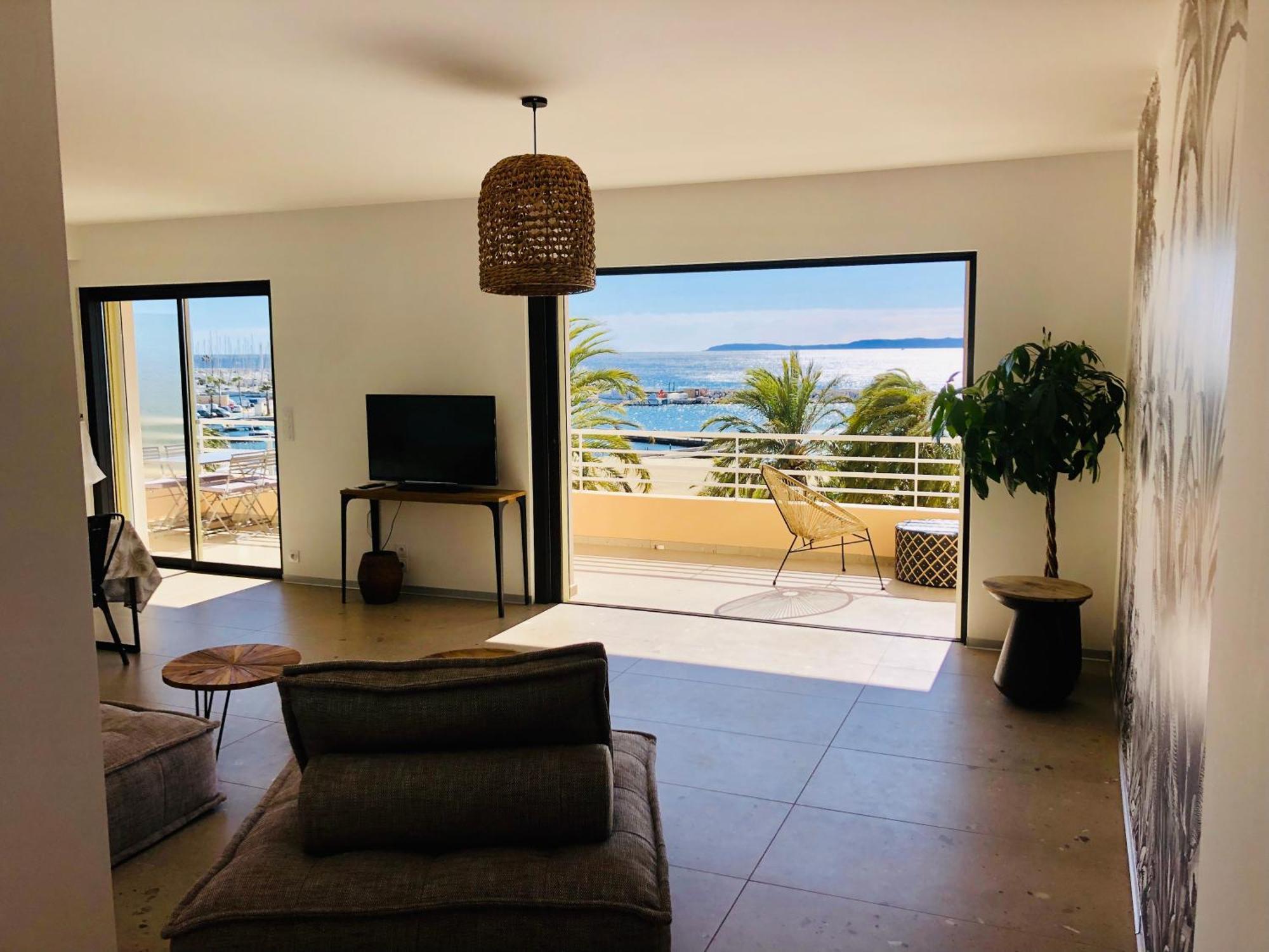 Appartement T3 Lumineux Traversant Totalement Neuf En Face De La Plage Front De Mer Vue Sur Les Iles Vue Mer Panoramique Assuree Residence De La Plage Centre Ville Du Lavandou 3Eme Etage Avec Ascenseur Appartement T3 ル・ラヴァンドゥー エクステリア 写真