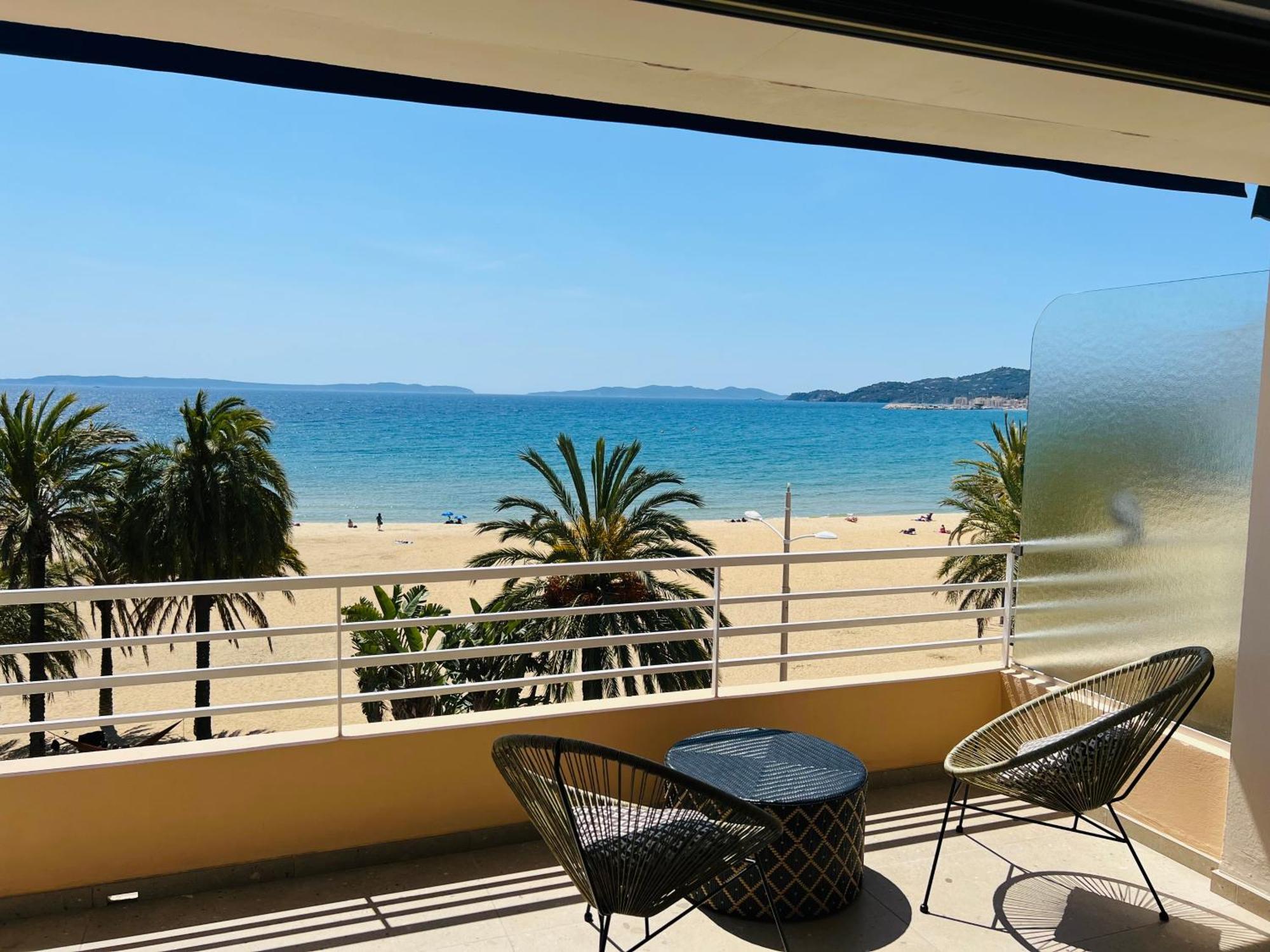 Appartement T3 Lumineux Traversant Totalement Neuf En Face De La Plage Front De Mer Vue Sur Les Iles Vue Mer Panoramique Assuree Residence De La Plage Centre Ville Du Lavandou 3Eme Etage Avec Ascenseur Appartement T3 ル・ラヴァンドゥー エクステリア 写真